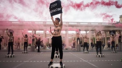 Обнаженные Femen с дымовыми шашками протестовали у Лувра