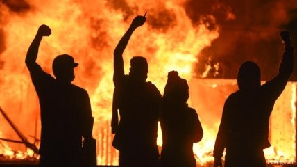 Ночью в Штутгарте прошли массовые беспорядки, разбиты и разграблены магазины
