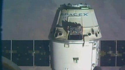 Dragon успешно отстыковался от МКС и возвращается на Землю 
