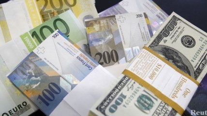 Украинцы перестают доверять доллару и евро 
