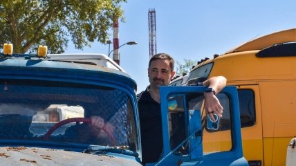 Игорь Смелянский с одним из грузовиков