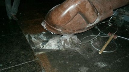 Статую Ленина повалили в Киеве (Фото, видео)