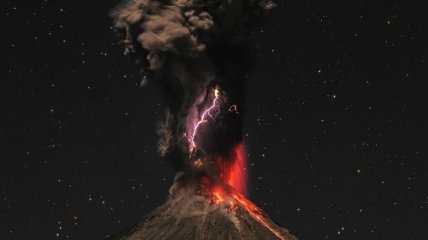 Завораживающий ролик, на котором зафиксировали извержения вулкана (Видео)
