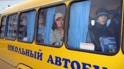 Азаров потребовал обеспечить школы автобусами до 1 сентября