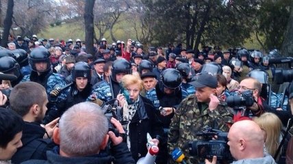 Митинг в Харькове: коммунистку облили зеленкой
