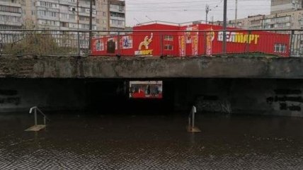 В Киеве затопило переходы, машины глохнут посреди дороги (фото и видео)