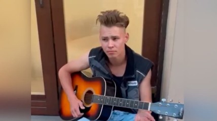 Хлопець співав пісні Цоя на одній із вулиць Львова