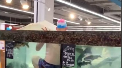 Раздетый до трусов парень нырнул в аквариум с рыбой в супермаркете: видео попало в сеть