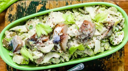 Салат зі скумбрією – незвичайна страва на будь-яке свято