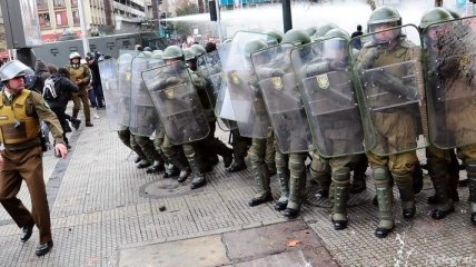 Во время манифестаций учащихся в Чили ранены 18 полицейских