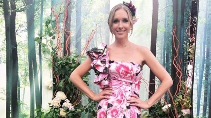 Катя Осадчая показала новое фото в ярком летнем платье