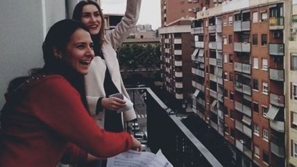 Українська співачка у Валенсії дає концерти з балкона (Відео)