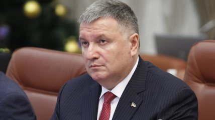 Арсен Аваков отчитівается в соцсетях о помощи фронту