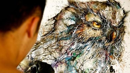 Художник создает потрясающие портреты совы из хаотичных брызг красок 