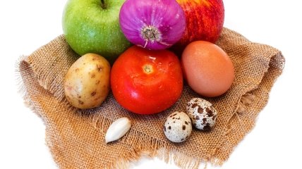 Яблоки, лук, помидор, картофель, чеснок и яйца