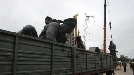 В Киеве с Набережной исчез памятник советским морякам