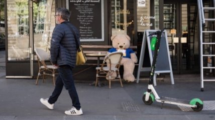 В Париже запретят парковку самокатов на тротуаре