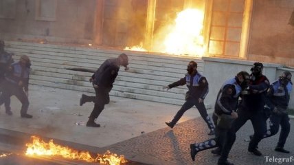 Протестующие в Албании пытались поджечь офис главы правительства
