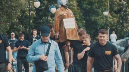 К горсовету Харькова принесли чучело маршала Жукова (Фото и видео)