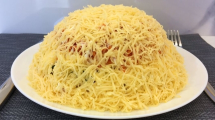 Як приготувати салат з курки, яєць та сиру