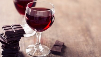 Ученые выяснили, в чем польза шоколада и красного вина