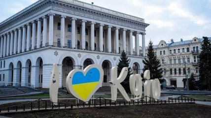 Новый "герб столицы" и троллинг Москвы: сеть заполнили мемы ко дню Киева (фото, видео)