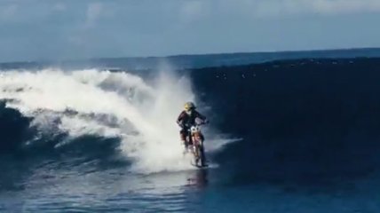 Экстремал прокатился по волнам на мотоцикле (Видео)