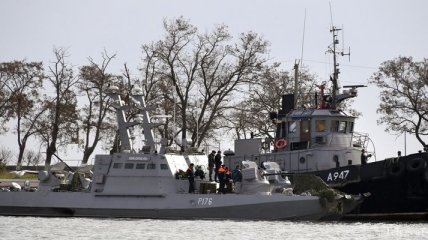 Из оккупированной Керчи отбуксировали два захваченных украинских катера