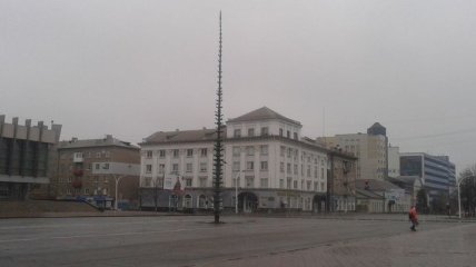 В центре Луганска начали устанавливать елку