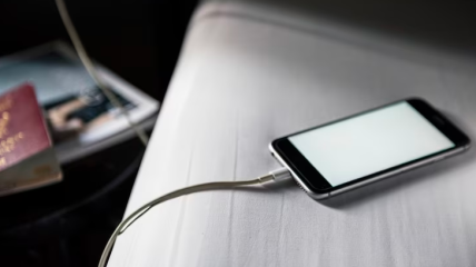 Не рискуйте, оставляя заряжаться смартфону на кровати