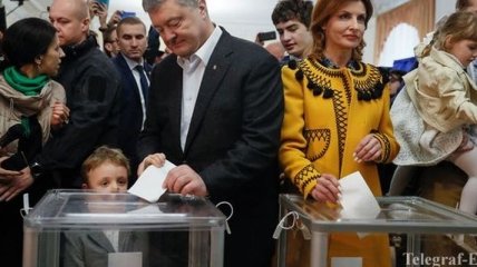 Президентские выборы 2019: Порошенко с семьей проголосовали