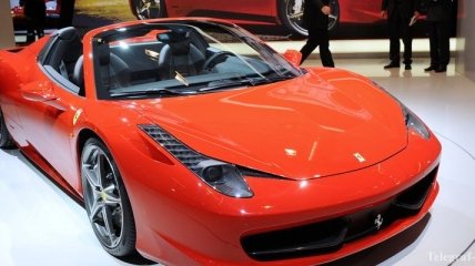 В Китае женщина всего за пару минут разбила прокатный Ferrari (Видео)