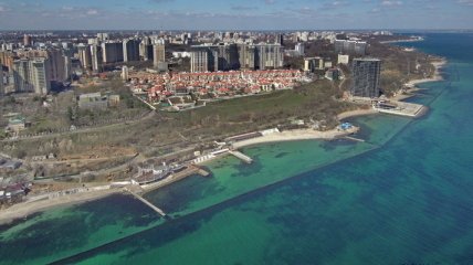 "Просто болото": украинка показала, что стало с популярным пляжем в Одессе (видео)