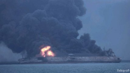 Пожар на нефтяном танкере: судно относит в сторону Японии