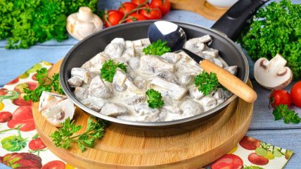 Смажені гриби з цибулею та сметаною (відео)