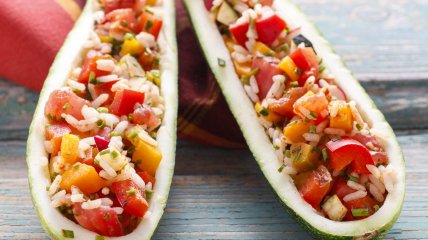 Кабачки фаршированные мясом и рисом (видео)