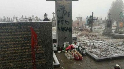 На Львовщине вандалы осквернили мемориал польским профессорам