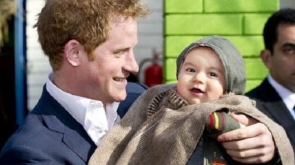 Трогательные моменты общения принца Гарри с детьми (Фото)