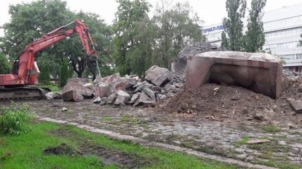 В Киеве демонтирован памятник "Чекистам"