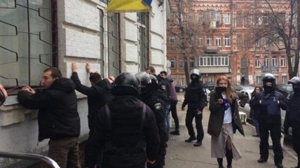 Активисты под домом Авакова, требуют отпустить задержанных в Киеве участников акции