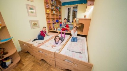 Лайфхак от Марички Падалко: как обустроить маленькую детскую комнату для троих детей