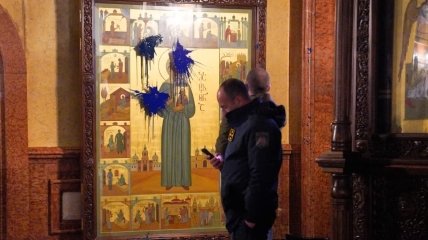 Буває й таке: ікону зі Сталіним облили фарбою у головному храмі Грузії (відео)