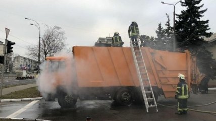 В Киеве загорелся мусоровоз, водитель приехал в пожарную часть