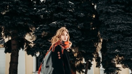 Які жіночі шарфи в моді взимку 2022-2023