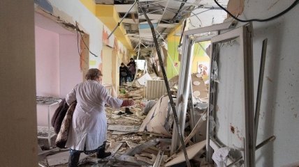 Разбомбленная больница в городе