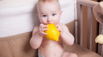 ВИДЕОпозитив: малыши впервые пробуют лимон