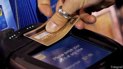 Массово пропадают деньги с банковских карточек в Донецке