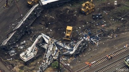 Из-под обломков поезда в Филадельфии продолжают доставать погибших