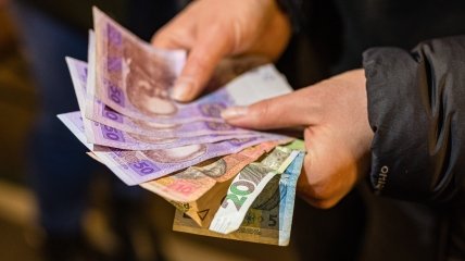 Українцям виплачують по 10 800