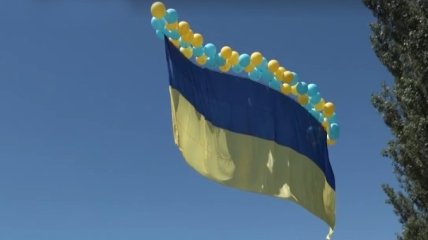 Над оккупированным Донецком взвился 15-метровый флаг Украины (Видео)
